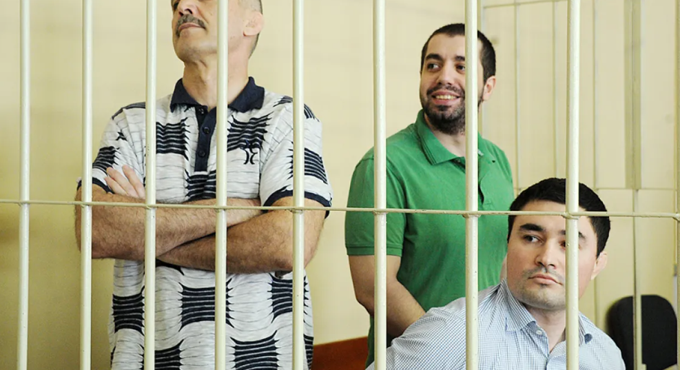 Владимир Япринцев (слева) и его сын Казбек Япринцев (справа) на вынесении приговора.